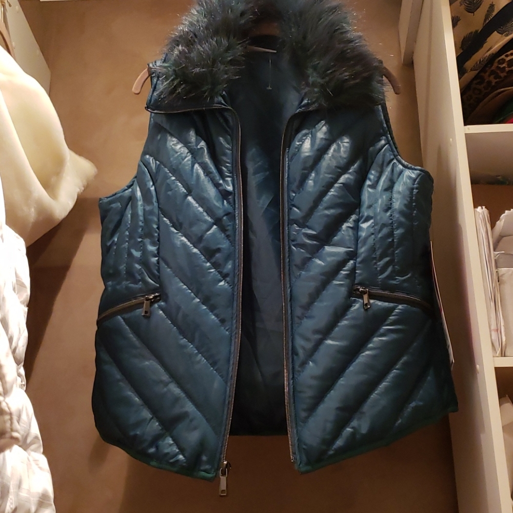 Woman's Detachable faux fur vest.